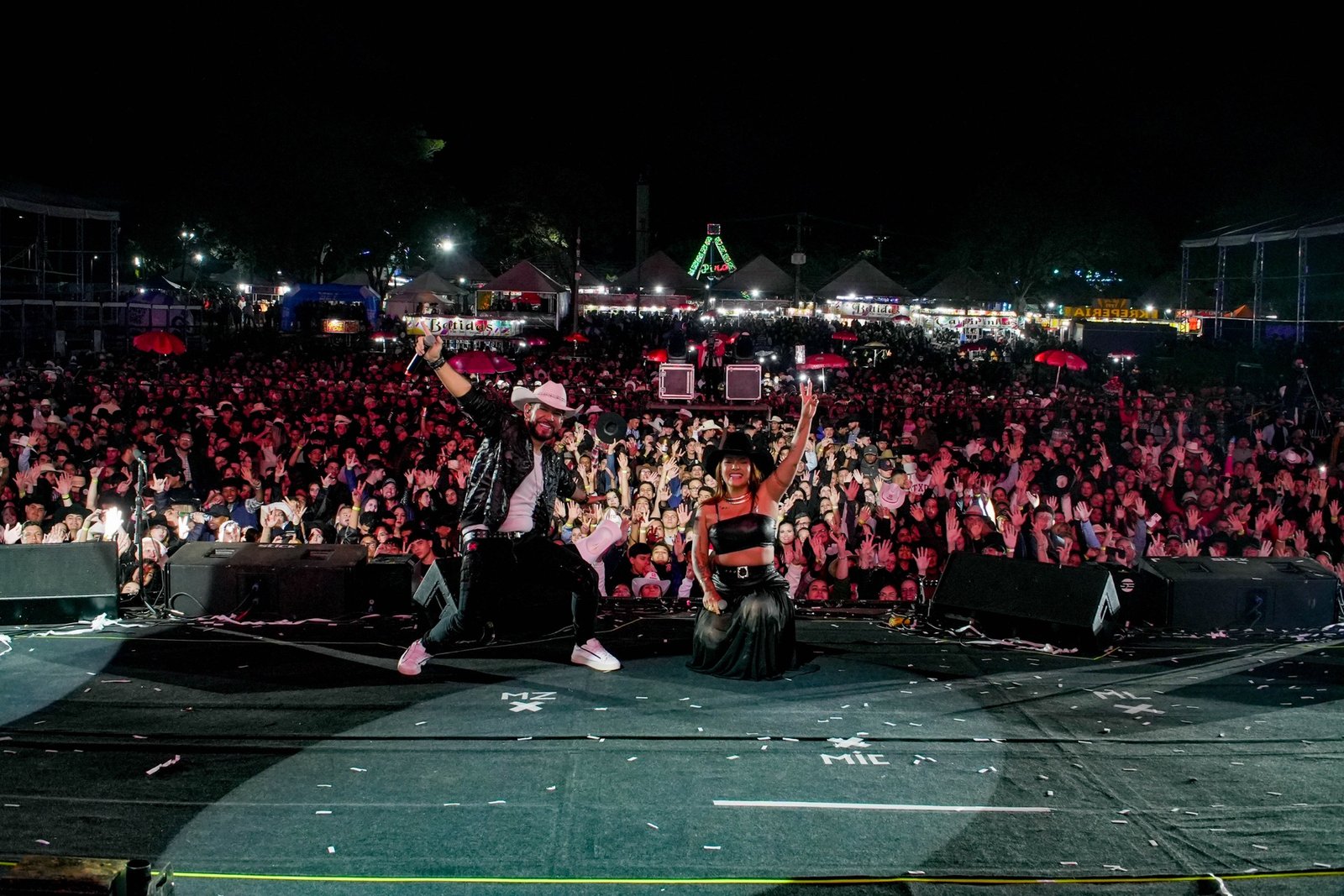 A música encontrando o público — Paulinha e Adriano durante apresentação em Lins.